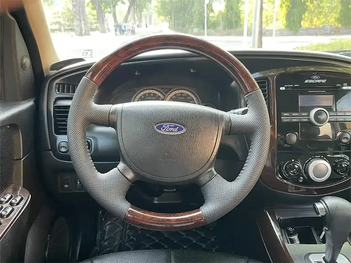 Ford Escape 2012 XLS AT 4x2 Đen Ford Escape 2012 XLS AT 4x2 Đen - Ảnh 6